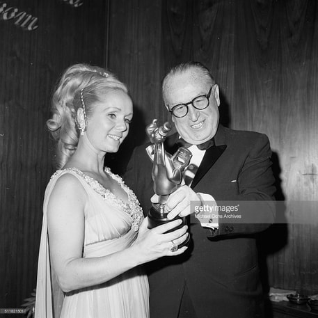 Debbie Reynolds presents the second annual Thalians ' Mr.Wonderful' award to Harold Lloyd